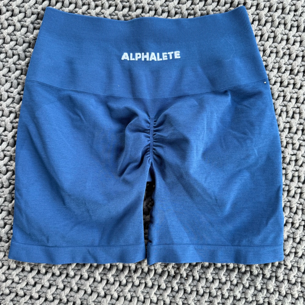 AMPLIFY SHORT 4.5"
Women's Seamless Scrunch Short
Sapphire S
